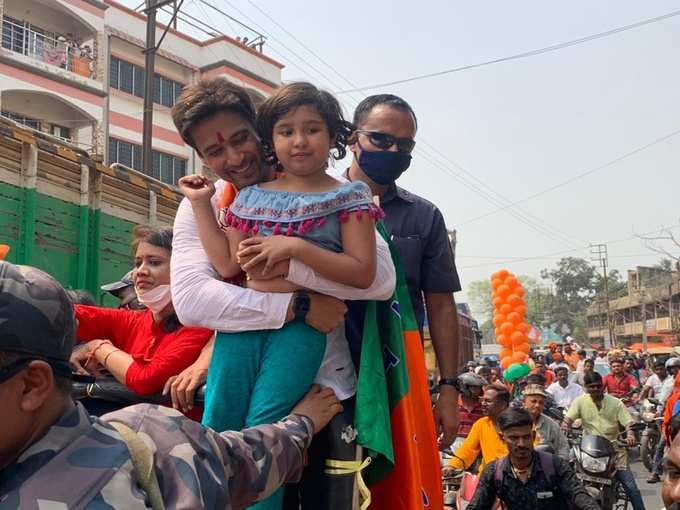 গলায় মালা-পরনে পাঞ্জাবি, রোড শো-তে ঘরের ছেলে যশ