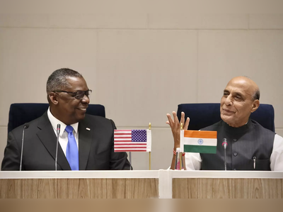 India - US : राजनाथ सिंहांची अमेरिकेच्या संरक्षण मंत्र्यांना मनगटांची टाळी