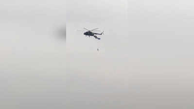 Video: हेलिकॉप्टर में 6500 फीट की ऊंचाई पर फंसा रूसी सैनिक का पैराशूट, देखें कैसे बची जान
