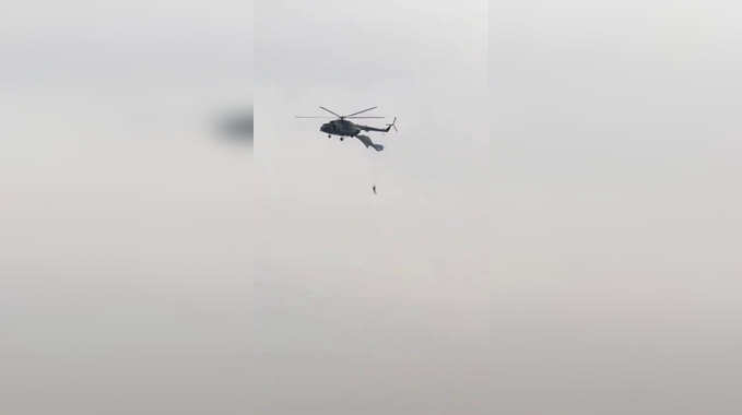 Video: हेलिकॉप्टर में 6500 फीट की ऊंचाई पर फंसा रूसी सैनिक का पैराशूट, देखें कैसे बची जान