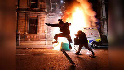 UK protest violence  ब्रिटनमध्ये आंदोलकांचा हिंसाचार; पोलिसांवर हल्ला आणि जाळपोळ
