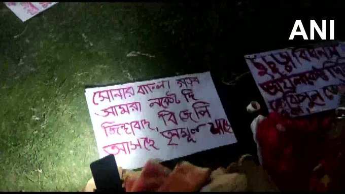 पश्चिम बंगाल में हुगली के चुचुरा से बीजेपी उम्मीदवार लॉकेट चटर्जी ने अपने समर्थकों के साथ कल चुनाव प्रचार के लिए अल्टा स्याही का इस्तेमाल करते हुए हस्तलिखित पोस्टर डिजाइन किए। उन्होंने कहा कि यह हमारे अतीत की याद दिलाता है, जब हमारे पास मुद्रित पोस्टर तक पहुंच नहीं थी।