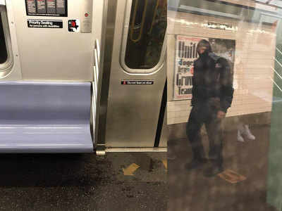 शर्मनाक: न्‍यूयॉर्क की ट्रेन में खुलेआम गोरे ने एशियाई महिला पर किया पेशाब, किसी ने नहीं की मदद