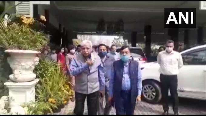 भारत के मुख्य चुनाव आयुक्त सुनील अरोड़ा, भारत के उप चुनाव आयुक्त सुदीप जैन और अन्य ईसीआई पर्यवेक्षक चुनाव की अंतिम तैयारियों को लेकर समीक्षा बैठक करने पश्चिम बंगाल के सिलीगुड़ी पहुंचे हैं।