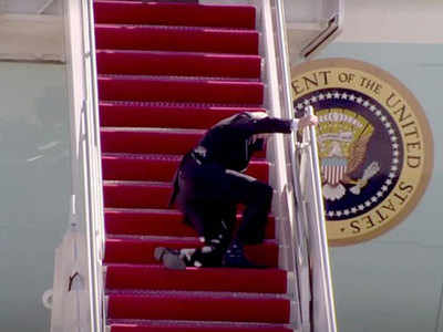 अमेरिकी राष्‍ट्रपति जो बाइडेन के सीढ़‍ियों से गिरने को मीडिया ने छिपाया, भड़के डोनाल्‍ड ट्रंप