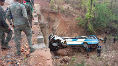 naxal attack : जवानांनी भरलेली बस नक्षलवाद्यांनी IED स्फोटाने उडवली, ५ जवान शहीद