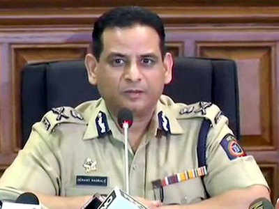 Mumbai Police Transfer: वाझे प्रकरणानंतर मुंबई पोलीस दलात उलथापालथ; ८६ अधिकाऱ्यांच्या घाऊक बदल्या
