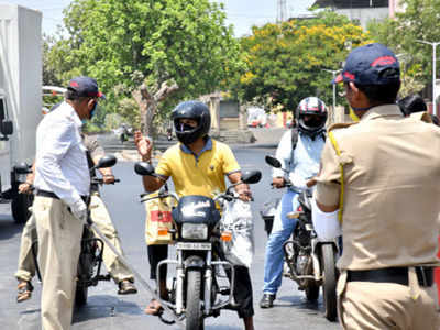 ತುಮಕೂರಿನಲ್ಲಿ ಹೆಲ್ಮೆಟ್‌ ಧರಿಸದ 9 ಪೊಲೀಸರಿಗೆ ದಂಡ!