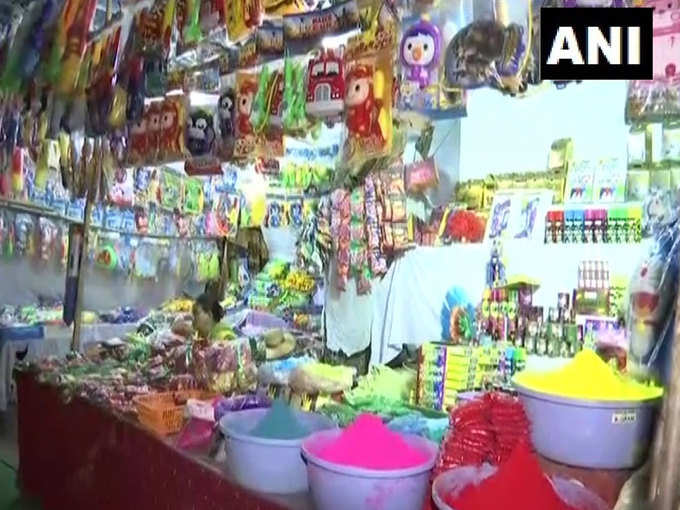 उत्तर प्रदेश: कोरोना संक्रमण के चलते होली के त्योहार को लेकर लखनऊ के बाजार में ग्राहकों की कमी से दुकानदार परेशान है।
