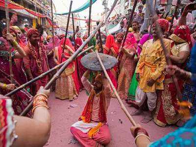 मथुराः बरसाना के बाद नंदगांव में खेली गई लट्ठमार होली, हुरियारों पर जमकर बरसे प्रेम के लट्ठ