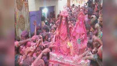 काशी में भक्तों के रंग से सराबोर हुए विश्वनाथ, 357 साल पुरानी परंपरा के तहत गौरा का गवना लेकर निकले बाबा, देखें तस्वीरें