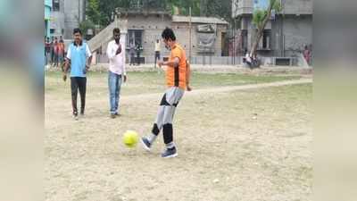 ফুটবল নিয়ে মাঠে নামলেন BJP প্রার্থী
