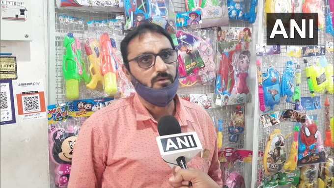 गुजरात में वडोदरा के एक दुकानदार ने बताया कि कोरोना के बढ़ते मामलों की वजह से होली की बिक्री में 30 से 40 फीसदी तक गिरावट आई है।