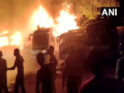 मध्य प्रदेशः दमोह के बस स्टैंड में लगी आग, धूं-धूं कर जल गई 7 बसें