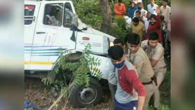 मजदूरों को लेकर कुशीनगर, गोरखपुर और देवरिया के लिए जा रही मिनी बस शाहजहांपुर में खाई में गिरी, 2 की मौत, 12 लोग घायल