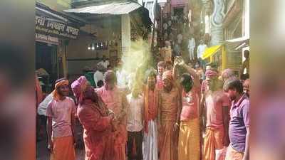 Ayodhya holi news: रंगभरी एकादशी पर अयोध्‍या में हनुमान गढ़ी से शुरू हुई होली, गुलाल से सराबोर साधुओं ने निकाला जुलूस