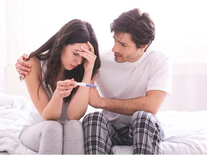 upset-man-comforting-his-depressed-wife-with-negative-pregnancy-test-picture-id1182426587 (2)