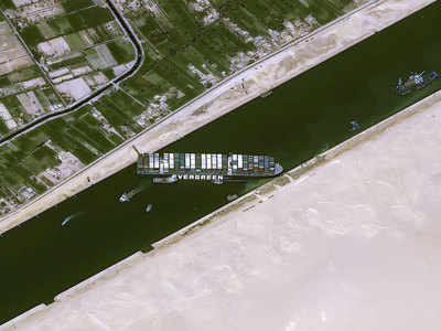 Suez Canal Blocked: स्‍वेज नहर में फंसे विशालकाय जहाज को चला रहे 25 भारतीय, जल्‍द खत्‍म नहीं होगा भीषण जाम