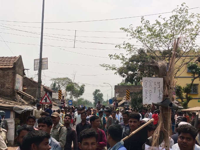 गो बैक की होर्डिंग्स लेकर खड़े टीएमसी वर्कर्स