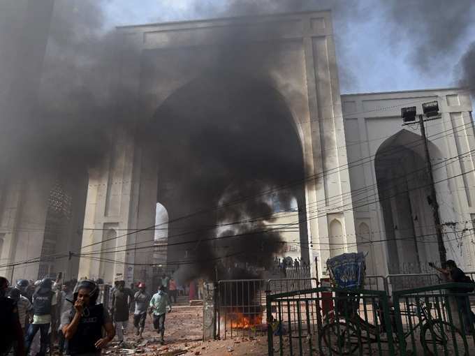 ढाका में भी उग्र प्रदर्शन, पुलिस ने किया लाठीचार्ज