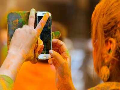 Safe Smartphones For Holi: আপনাকে নিশ্চিন্তে রং খেলতে দেবে এই সব স্মার্টফোন!