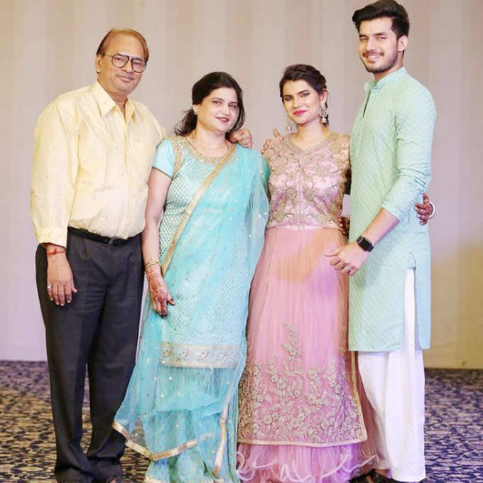 पापा, मम्मी और बहन के साथ पारस- फोटो: Instagram@paras_kalnawat