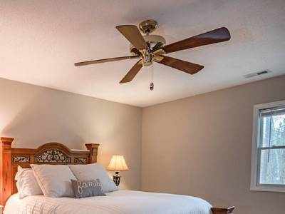 Ceiling Fan : रिमोट से कंट्रोल होने वाले Ceiling Fan से कमरे के कोने-कोने तक पहुंचेगी हवा