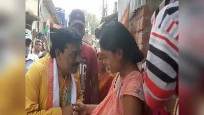 West Bengal Election 2021: প্রচারে গিয়ে হাতে টাকা গুঁজে দিচ্ছেন তৃণমূল প্রার্থী! ভাইরাল ভিডিয়ো