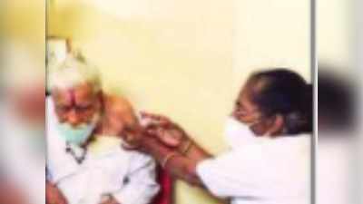 MP News : 107 साल के बुजुर्ग ने इंदौर में लगवाया कोरोना का टीका, स्वास्थ्यकर्मियों ने बजाई ताली