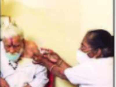 MP News : 107 साल के बुजुर्ग ने इंदौर में लगवाया कोरोना का टीका, स्वास्थ्यकर्मियों ने बजाई ताली