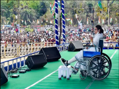 হুইলচেয়ারে বসেই ৮ কিলোমিটার মিছিল মমতার