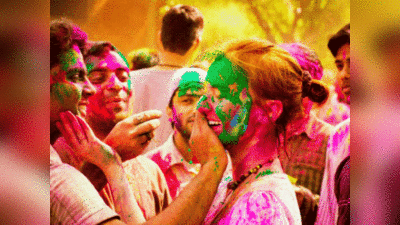 Holi Color Removal: बेसन के अलावा इन नैचुरल तरीकों से छुड़ाएं होली का जिद्दी से जिद्दी रंग