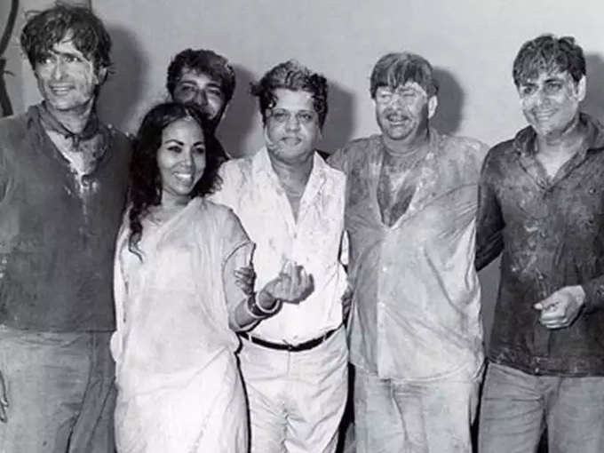 अमिताभ बच्चन ने पहली बार गाया था- रंग बरसे