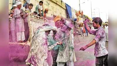 Holi In Bihar: बिहार में कोरोना के चलते रंगोत्सव फीका, नहीं दिखी सियासी होली