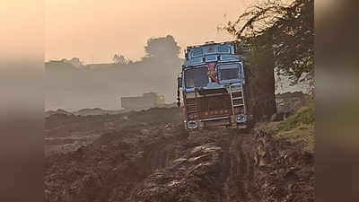 sand extraction: परप्रांतीय टोळीकडून गोदावरीत वाळू उपसा; पाच जण अटकेत