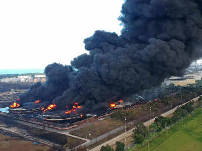 Indonesia Oil refinery fire  इंडोनेशियातील ऑईल रिफायनरीला भीषण आग; २० जखमी