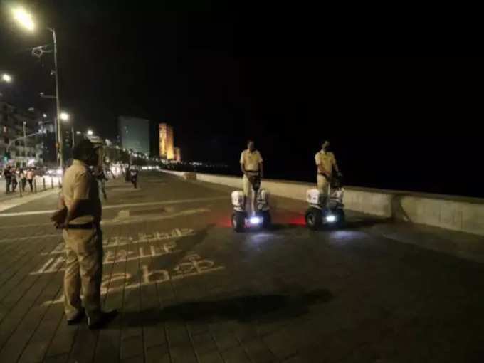 मरीन ड्राइव पर नाइट कर्फ्यू के दौरान सोमवार रात मुंबई पुलिस ने सेगवे स्‍कूटर से गश्‍त लगाई।