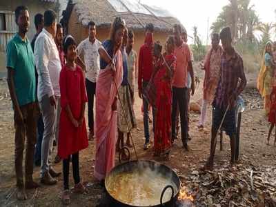 প্রচারে বেরিয়ে খিচুড়ি রাঁধলেন সায়ন্তিকা