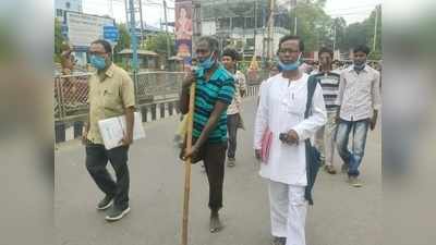 West Bengal Assembly Election News: সাধ্যে কুলোয়নি হুইলচেয়ার, একপায়ে দুই কিলোমিটার হেঁটে মনোনয়ন জমা প্রার্থীর