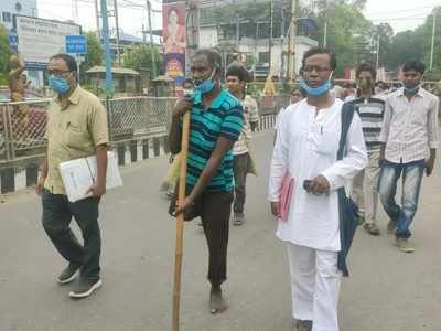 West Bengal Assembly Election News: সাধ্যে কুলোয়নি হুইলচেয়ার, একপায়ে দুই কিলোমিটার হেঁটে মনোনয়ন জমা প্রার্থীর