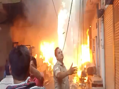 Kanpur News : बोरी के गोदाम में लगी भीषण आग, आसपास के घरों,दुकानों को कराया गया खाली