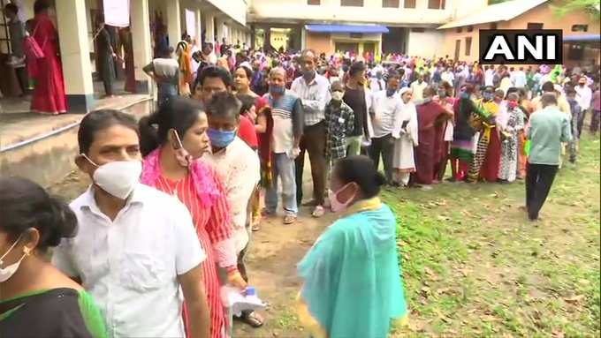 असम के नगांव में विधानसभा के दूसरे चरण के लिए मतदान जारी है। मतदान केंद्र नंबर 23-26 में लोग मतदान करने के लिए अपनी बारी का इंतजार करते हुए।