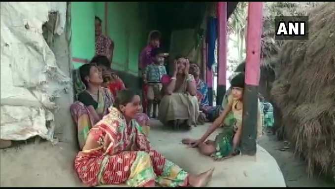 पश्चिम बंगाल के पश्चिमी मिदनापुर के दादपुर गांव में बीती रात एक टीएमसी वर्कर की हत्या हो गई। धारदार हथियार से हुआ था हमला। एसपी पश्चिम मिदनापुर ने बताया, हत्या के मामले में आठ लोगों को गिरफ्तार किया गया है।