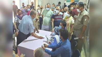 Lucknow corona vaccination: लखनऊ में 45 पार लोगों में कोरोना वैक्‍सीनेशन के लिए मची होड़, भारी भीड़ उमड़ी