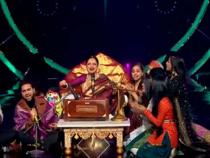 Indian Idol 12: हारमोनियम बजाते वक्त रेखा ने यूं उतारी अमिताभ बच्चन की नकल, देखते रह गए सब