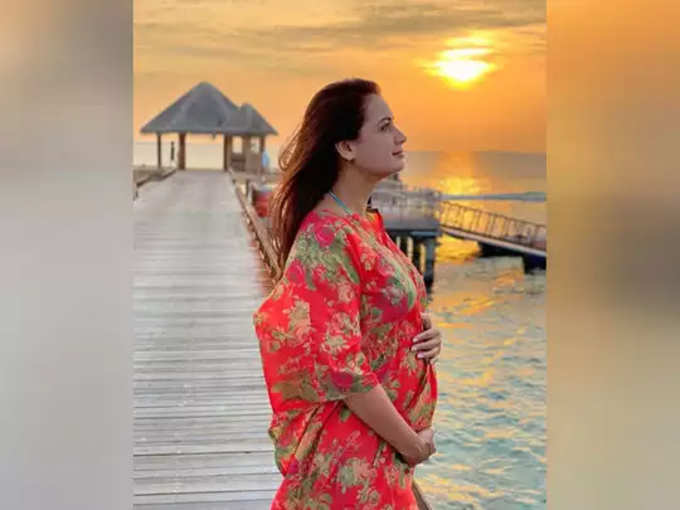 Dia Mirza Pregnant: शादी के डेढ़ महीने बाद दीया मिर्जा ने दी खुशखबरी, बेबी बंप संग शेयर की फोटो