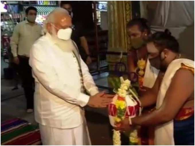 मदुरै के मीनाक्षी सुन्दरेश्वरर मंदिर में प्रधानमंत्री नरेंद्र मोदी
