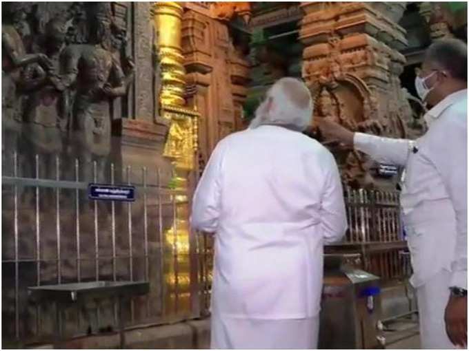 शिव-पार्वती को समर्पित मंदिर में पीएम मोदी ने की पूजा