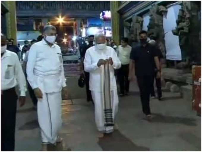 तमिलनाडु के पारंपरिक परिधान में दिखे प्रधानमंत्री नरेंद्र मोदी