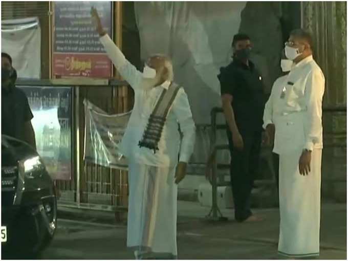 PM मोदी ने मीनाक्षी देवी मंदिर के बाहर खड़े लोगों का अभिवादन स्वीकार